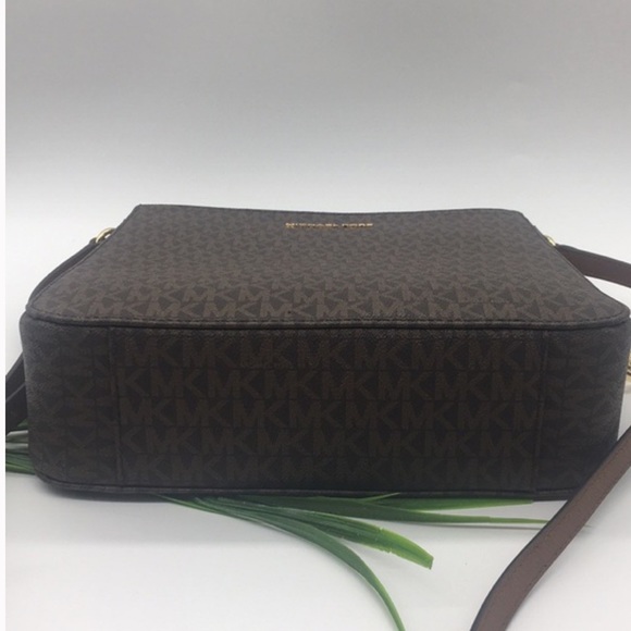 Michael Kors LG MESSENGER Crossbody BROWN - Picture 7 of 8